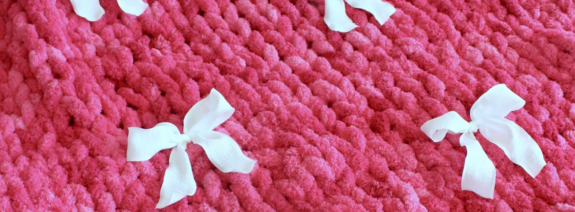 DIY Hand Knit Bow Blanket - easy tutorial for beginners